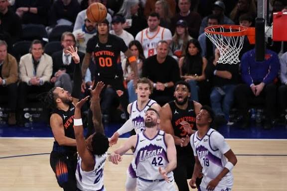¡Knicks Hacen Historia con Inicio de 23-0 y Aplastan a Jazz 146-112 en MSG!