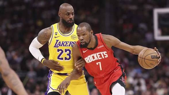 Lakers ganan a Rockets y amplían racha a siete triunfos; Doncic y James lideran con 70 puntos combinados